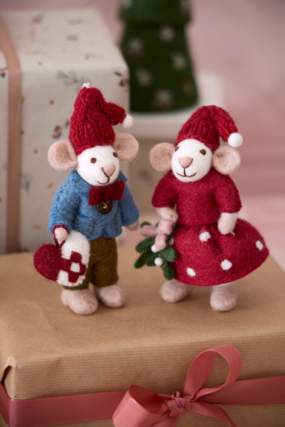 Ornament - Small White Girly Mouse w/Mistletoe